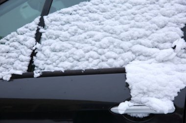 Kışın açık havada durmak araba genellikle soğuk hava koşulları için sunulur ve buna ek olarak, kar yağışı sırasında tüm beyaz.