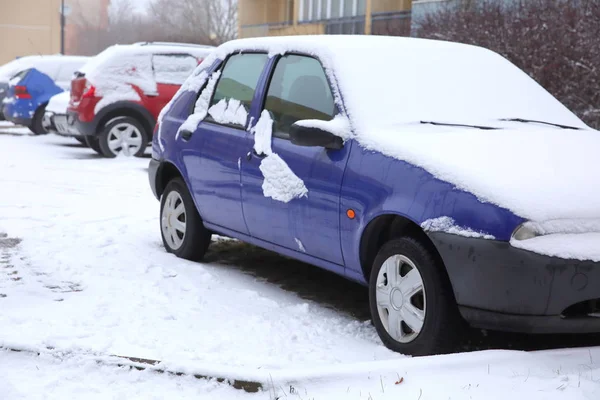 冬の戸外に立つ車通常冷ややかな天候にさらされているし 降雪時にすべての白 — ストック写真