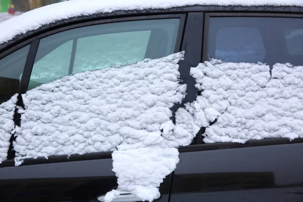 Samochody Które Stoją Świeżym Powietrzu Zimie Zwykle Narażone Warunki Atmosferyczne — Zdjęcie stockowe