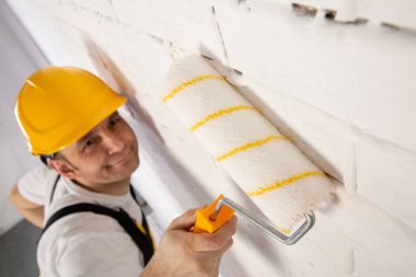 Kalın bir fırçayla bütün duvarı boyuyorsun..