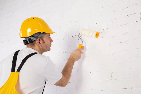 Die Gesamte Wand Mit Einem Dicken Pinsel Streichen — Stockfoto