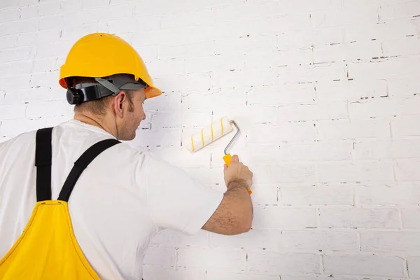 Die Gesamte Wand Mit Einem Dicken Pinsel Streichen — Stockfoto