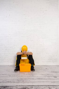 Bazen yorgunluk seni resim yaparken dinlenmeye zorlar..