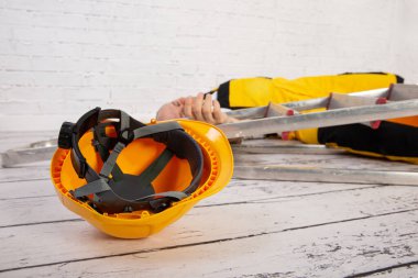 İş Güvenliği ve Sağlık Yönetmeliğine uymadığımızda bir inşaat kazası kaçınılmazdır. Merdivenden düş..