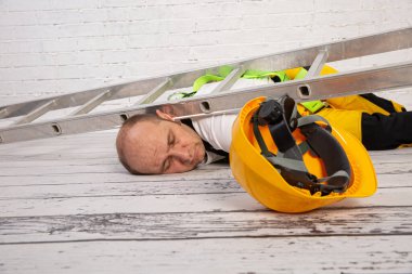 İş Güvenliği ve Sağlık Yönetmeliğine uymadığımızda bir inşaat kazası kaçınılmazdır. Merdivenden düş..