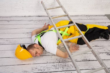 İş Güvenliği ve Sağlık Yönetmeliğine uymadığımızda bir inşaat kazası kaçınılmazdır. Merdivenden düş..