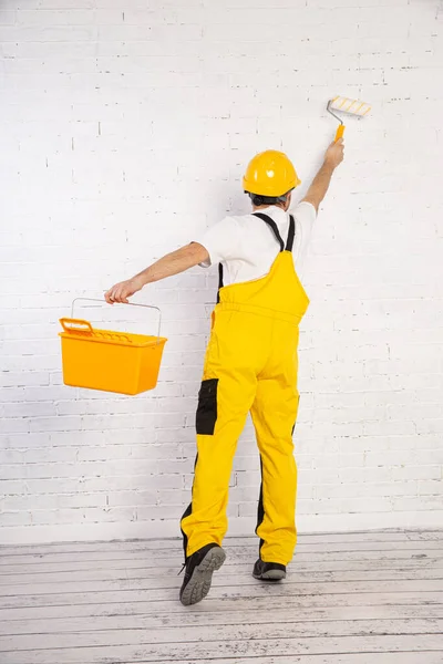 Die Gesamte Wand Mit Einem Dicken Pinsel Streichen — Stockfoto