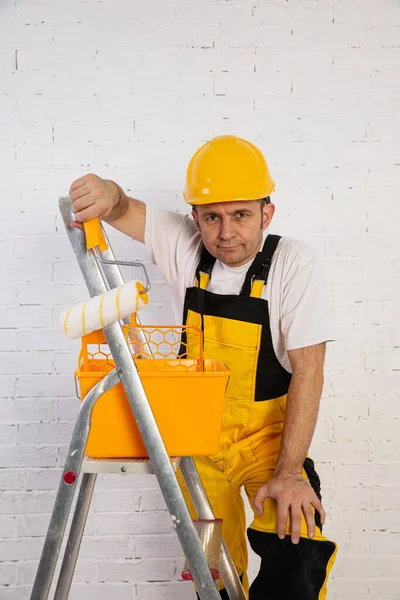 Ein Professioneller Bauarbeiter Mit Leiter Kompakt Und Jederzeit Einsatzbereit — Stockfoto