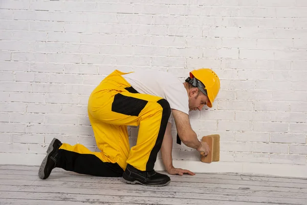 Die Gesamte Wand Mit Einem Dicken Pinsel Streichen — Stockfoto