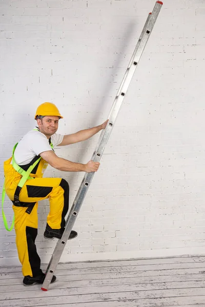 Ein Professioneller Bauarbeiter Mit Leiter Kompakt Und Jederzeit Einsatzbereit — Stockfoto