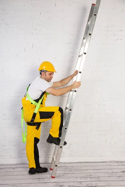 Construtor Profissional Com Uma Escada Compacto Pronto Para Trabalhar Qualquer — Fotografia de Stock