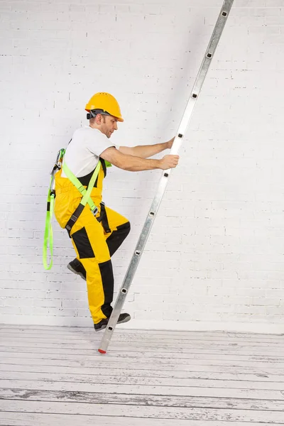 Uso Irresponsable Una Escalera Durante Las Obras Construcción — Foto de Stock