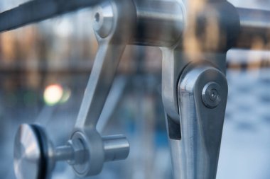 Çelik donanımlarıyla modern bina cephesi.