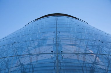 Modern ve aynı zamanda cam cepheli ve çelik kaplamalı yüksek bir bina..