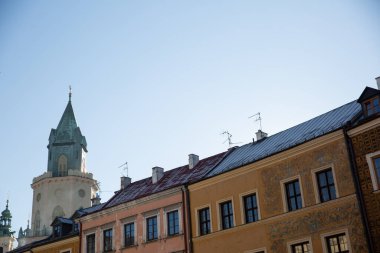 Lublin 'deki kiralık ev mavi gökyüzüne karşı parlak güneş altında parlıyor..