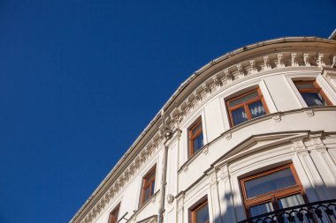 Lublin 'deki kiralık ev mavi gökyüzüne karşı parlak güneş altında parlıyor..