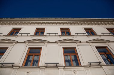 Lublin 'deki kiralık ev mavi gökyüzüne karşı parlak güneş altında parlıyor..