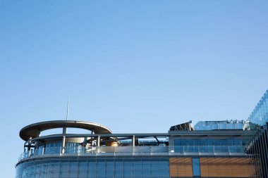 Modern ve aynı zamanda cam cepheli ve çelik kaplamalı yüksek bir bina..