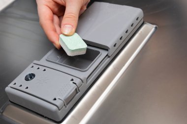 Bulaşık makinesi zaman, su ve elektrik tasarrufu sağlayan ve tüm bulaşıkları iyice yıkayan bir cihazdır..