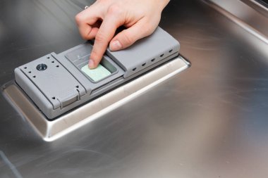 Bulaşık makinesi zaman, su ve elektrik tasarrufu sağlayan ve tüm bulaşıkları iyice yıkayan bir cihazdır..