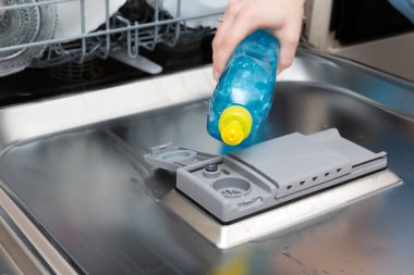 Bulaşık makinesi zaman, su ve elektrik tasarrufu sağlayan bir cihazdır ve tüm bulaşıklar iyice yıkanır..