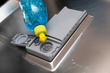Bulaşık makinesi zaman, su ve elektrik tasarrufu sağlayan bir cihazdır ve tüm bulaşıklar iyice yıkanır..