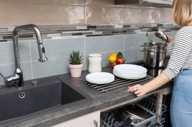 Çocuklar ne kadar çabuk evde yapılması gereken işleri öğrenirlerse, bir sonraki hayatlarında o kadar kolay olurlar..