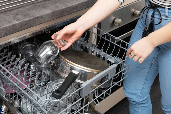 洗碗机是一种能节省时间 电的装置 所有的碗碟都要彻底洗净 — 图库照片