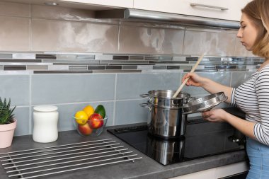 Çocuklar ne kadar çabuk evde yapılması gereken işleri öğrenirlerse, bir sonraki hayatlarında o kadar kolay olurlar..