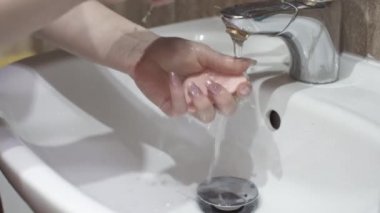 Ellerini sabun ve su jeti ile iyice yıka..