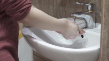 Ellerini sabun ve su jeti ile iyice yıka..