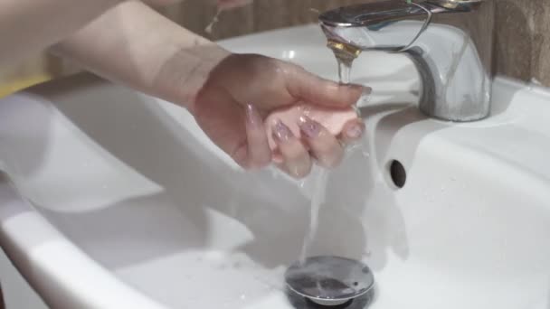 Lave bem as mãos com sabão e um jato de água . — Vídeo de Stock