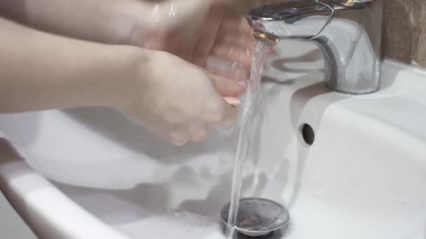 石鹸とウォータージェットで手を洗います. — ストック動画