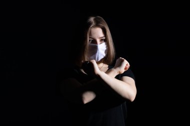Virüs ve bakteri bulaşma riskini azaltan insanlar için koruyucu solunum maskesi.