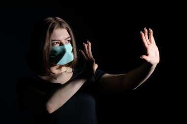 Virüs ve bakteri bulaşma riskini azaltan insanlar için koruyucu solunum maskesi.