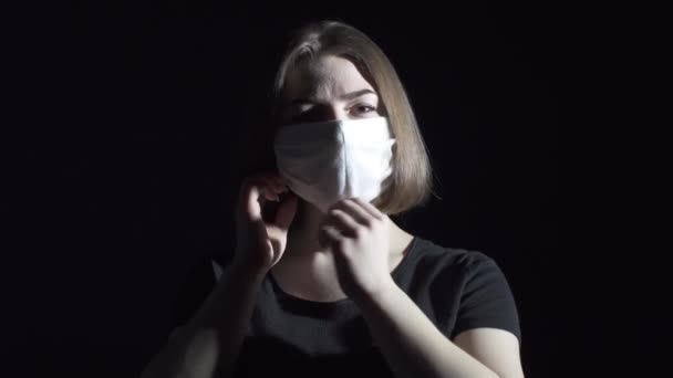 Подросток заставляет инструктора снять маску с лица . — стоковое видео