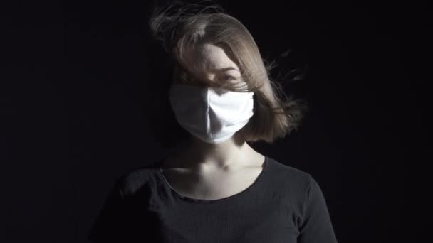 The teenager stands in a strong wind in a protective mask. — Stock Video