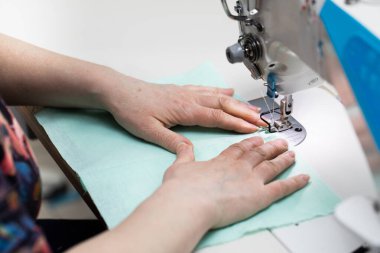 Her bir kumaş parçası tasarımdan dikmeye kadar tüm üretim sürecini geçmek zorunda..