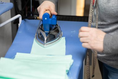 Kumaştan yapılmış her koruyucu maske müşteriye teslim edilmeden önce ütülenmelidir..