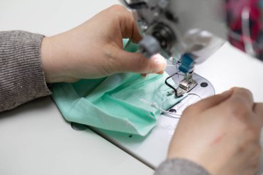 Her bir kumaş parçası tasarımdan dikmeye kadar tüm üretim sürecini geçmek zorunda..