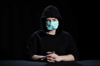 Virüs ve bakteri bulaşma riskini azaltan insanlar için koruyucu solunum maskesi.