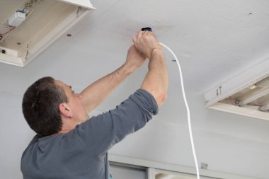 Her elektrikçi, çok tecrübeli olsa bile, elektrik şoku için donatılmıştır, bu yüzden her zaman tetikte olun..