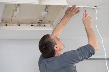 Her elektrikçi, çok tecrübeli olsa bile, elektrik şoku için donatılmıştır, bu yüzden her zaman tetikte olun..