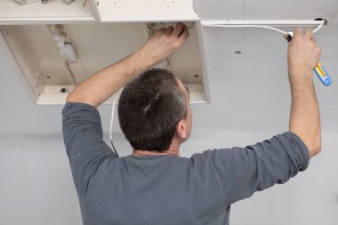 Her elektrikçi, çok tecrübeli olsa bile, elektrik şoku için donatılmıştır, bu yüzden her zaman tetikte olun..