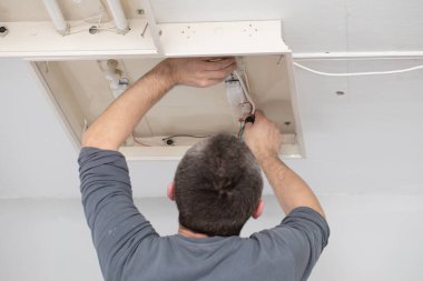 Her elektrikçi, çok tecrübeli olsa bile, elektrik şoku için donatılmıştır, bu yüzden her zaman tetikte olun..