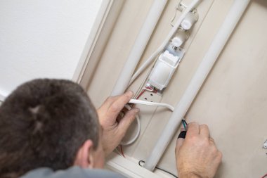 Her elektrikçi, çok tecrübeli olsa bile, elektrik şoku için donatılmıştır, bu yüzden her zaman tetikte olun..