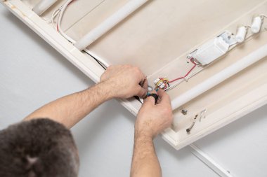 Her elektrikçi, çok tecrübeli olsa bile, elektrik şoku için donatılmıştır, bu yüzden her zaman tetikte olun..