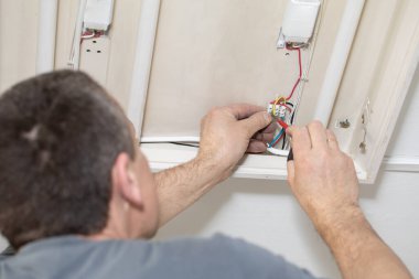 Her elektrikçi, çok tecrübeli olsa bile, elektrik şoku için donatılmıştır, bu yüzden her zaman tetikte olun..