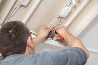 Her elektrikçi, çok tecrübeli olsa bile, elektrik şoku için donatılmıştır, bu yüzden her zaman tetikte olun..
