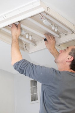 Her elektrikçi, çok tecrübeli olsa bile, elektrik şoku için donatılmıştır, bu yüzden her zaman tetikte olun..